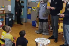 Con-GRAN-motivacion-se-vivio-la-visita-del-lobo-🐺-a-los-alumnos-del-colegio-cantagallo-para-co-1