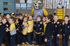 Con-GRAN-motivacion-se-vivio-la-visita-del-lobo-🐺-a-los-alumnos-del-colegio-cantagallo-para-co-2