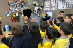 Con-GRAN-motivacion-se-vivio-la-visita-del-lobo-🐺-a-los-alumnos-del-colegio-cantagallo-para-co-3
