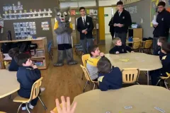 Con-GRAN-motivacion-se-vivio-la-visita-del-lobo-🐺-a-los-alumnos-del-colegio-cantagallo-para-co-4